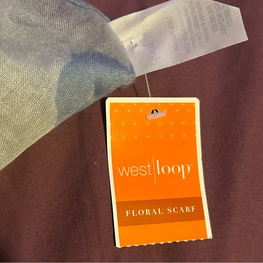 NWT Floral scarf in blue and white - Picture 4 of 6